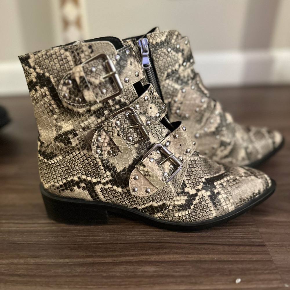 💕 Steve Madden Harmon Boots Snakeskin Studded Straps Zip Sz 6.5, Steven NEW YORK